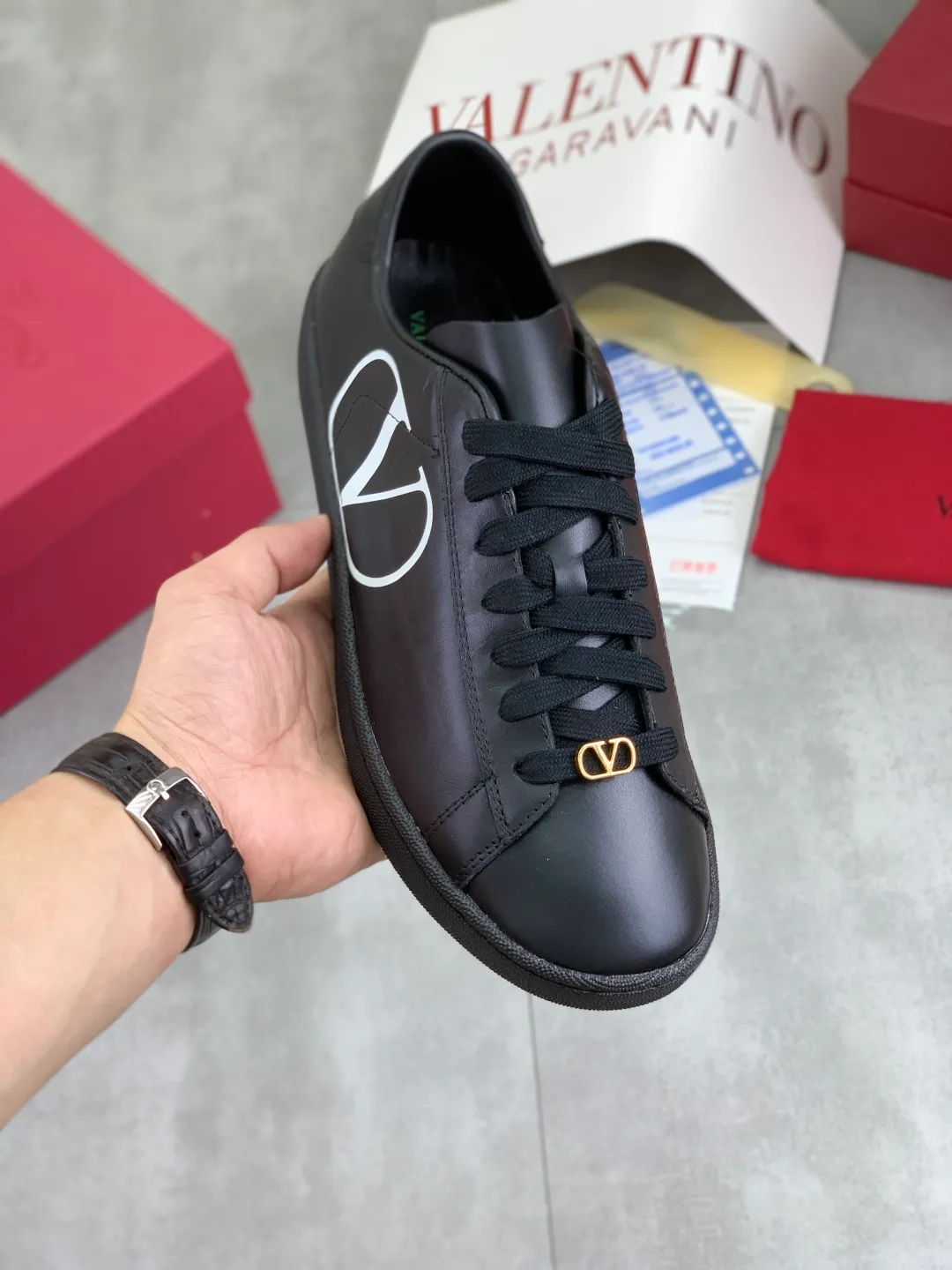 Men's men's shoes 💰P520 New style 💰 Top version Valentino Valentino 25/ Royco series Cherry 🍒Couple style Casual sneakers White shoes Original purchase and development Production Classic and timeless low-top sneakers outline a lazy silhouette, supplemented by low-key and restrained brand details, evolved into a must-have item in the wardrobe, comfortable and versatile!  ✔️Fabric: Original customized first-layer cowhide ✔️Inner lining: Imported breathable sheep lining ✔️Sole: Original molded anti-slip rubber material ✔️Size: 38-45
